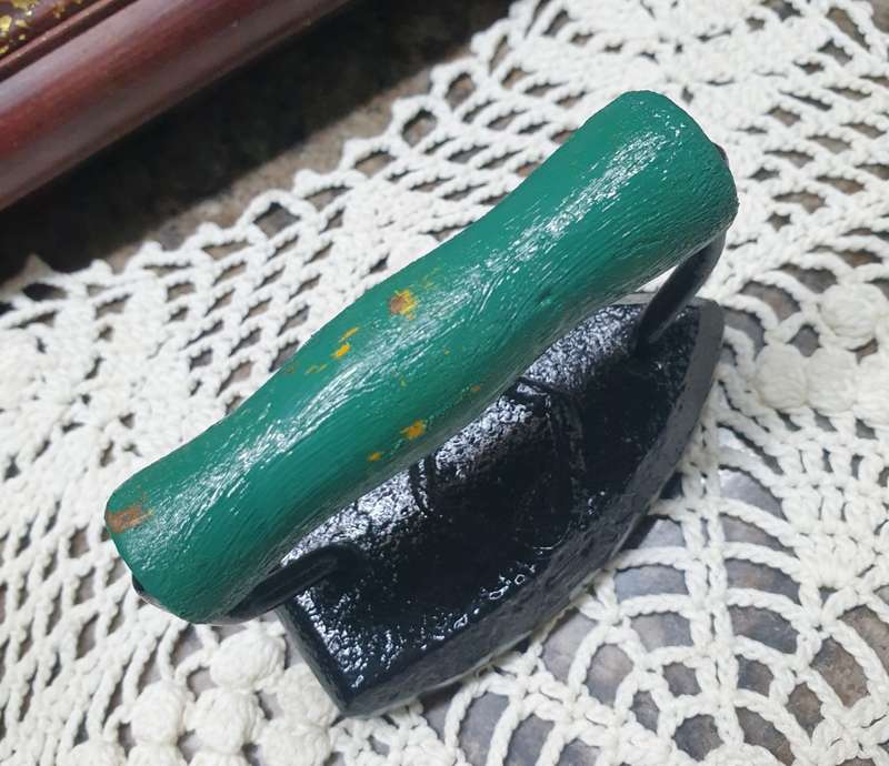 VINTAGE SMALL IRON