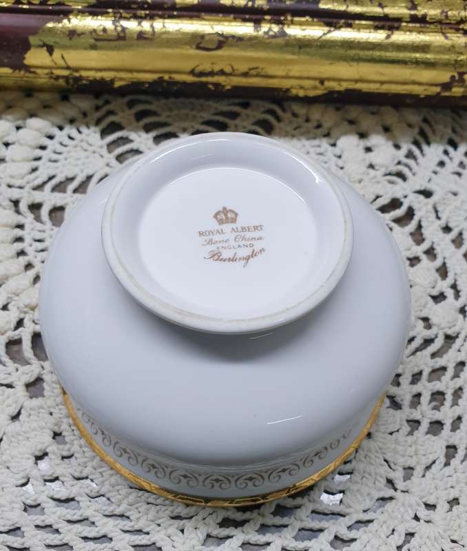ROYAL ALBERT SUGAR BOWL