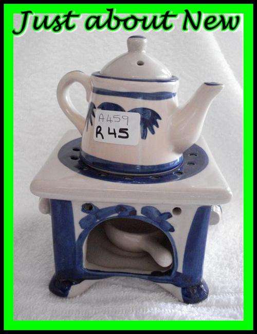 ~~ Beautifull STOVE WITH KETTLE  AND PAN IN THE OVEN ~~