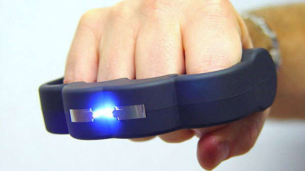 KNUCKLE DUSTER BLASTER STUN GUN TAZER