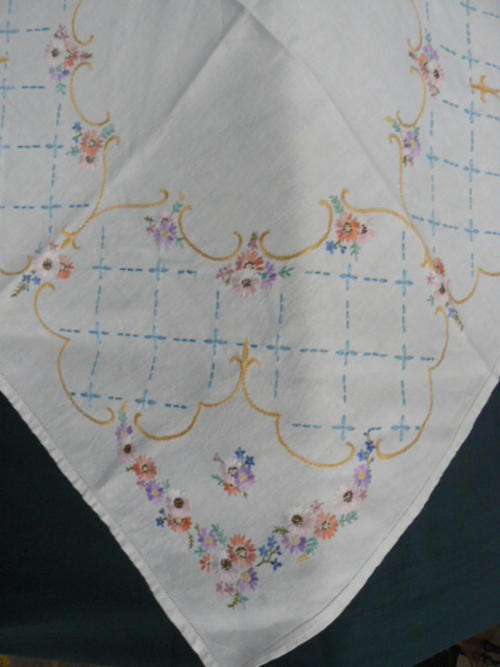 100 % cotton embroidered table cloth!!!!!@@@@@!!!!! PRETTY