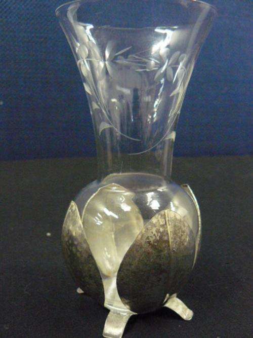 PRETTY UNUSUALCOLLECTABLE GLASS VASE WITH METAL LEAF BASE