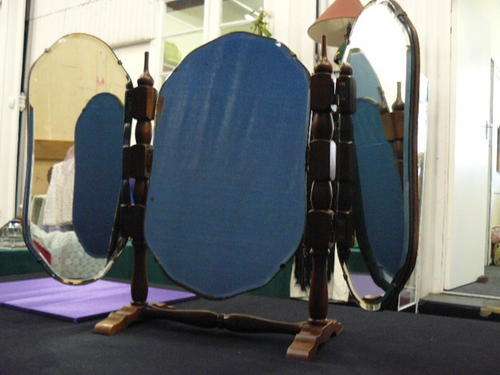 IMBUJA DRESSING TABLE MIRRORS STAND SO CUTE, NOTE PEVELED GLASS GOOD CONDITION, PLEASE HAVE A LOOK!!