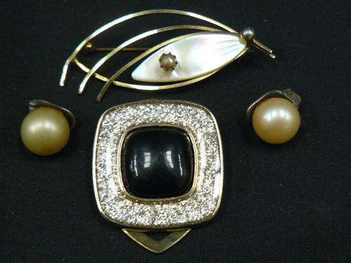 SCARVE BROOCH, BROOCH AND EARRINGS