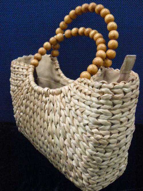 VINTAGE LOOKING BAG WITH WOODEN HANDDLE