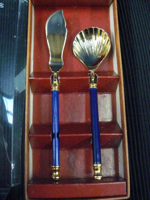SUPER CERAMIC AND GOLD COLOURED MARCIAN BOXED SPOON AND KNIFE SET