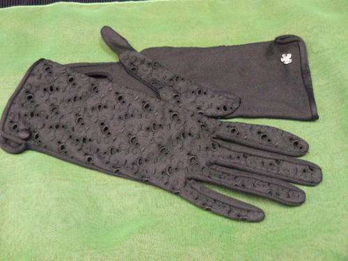 BLACK GLOVES SO PRETTY