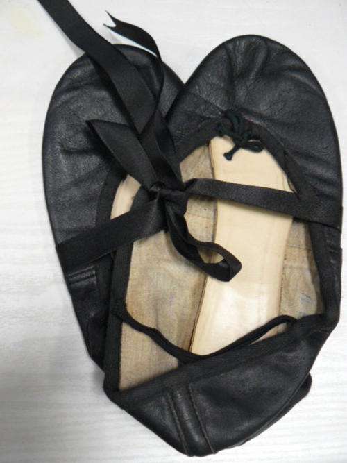 BLACK LEATHER BALLET SHOES