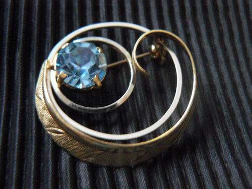 PRETTY BLUE STONE IN GOLD COLURED SETTING BROOCH