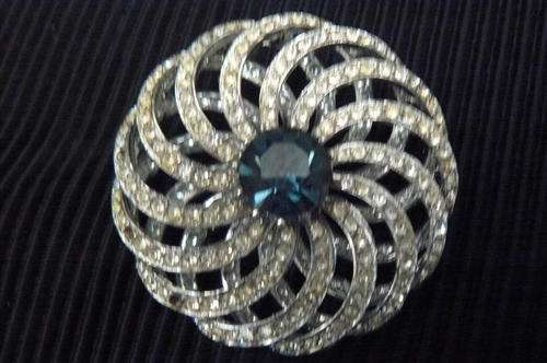 PRETTY BROOCH PLEASE HAVE A LOOK