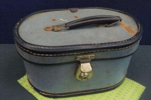 VINTAGE VANITY CASE WITH CURLERS AND FREE GIFT !!!@@@!!!