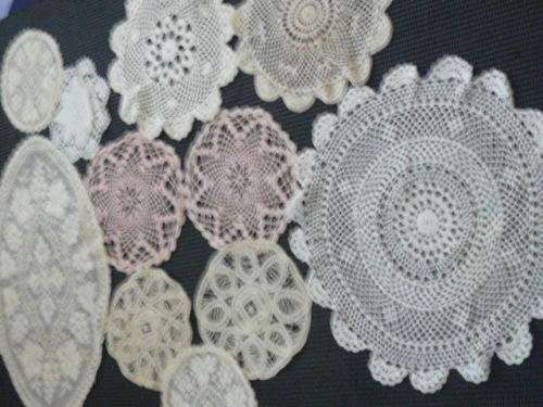 LOT OF VINTAGE COTTON DOILIES SOME MATCHING