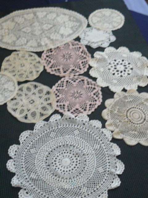 LOT OF VINTAGE COTTON DOILIES SOME MATCHING