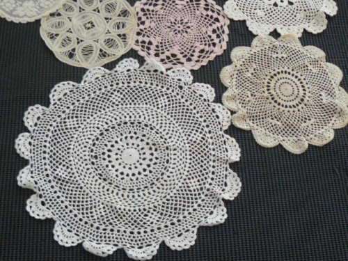 LOT OF VINTAGE COTTON DOILIES SOME MATCHING