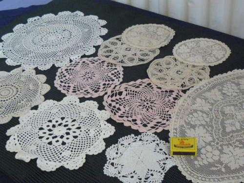 LOT OF VINTAGE COTTON DOILIES SOME MATCHING