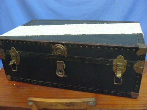 VINTAGE TRUNK LOVELY AND GOOD CONDITION