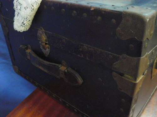 VINTAGE TRUNK LOVELY AND GOOD CONDITION