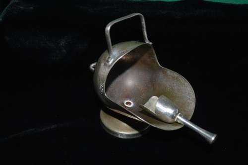 Cute little sugar/sweetner pot with scoop spoon made in england