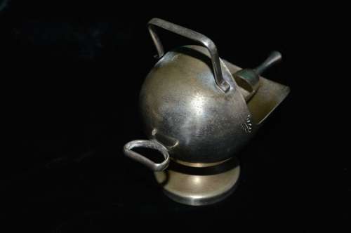 Cute little sugar/sweetner pot with scoop spoon made in england