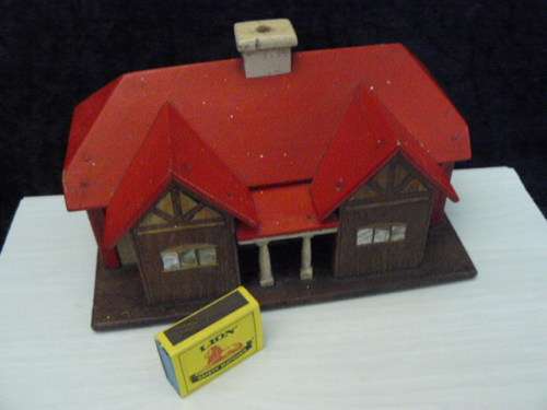 WOODEN HOUSE VINTAGE MONEY BOX HOUSE