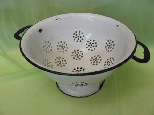 OLD ENAMELWARE NOODLE STRAINER - VINTAGE REDUCED !@!@!@!