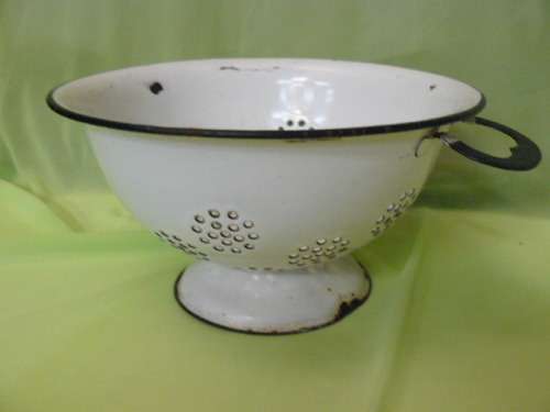 OLD ENAMELWARE NOODLE STRAINER - VINTAGE REDUCED !@!@!@!