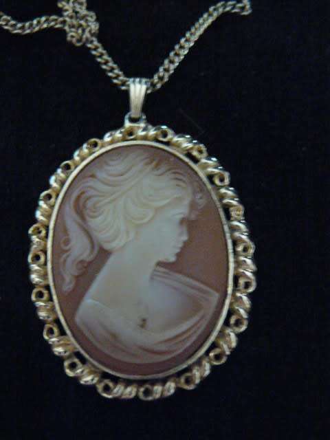 CAMEO LIKE PENDANT WITH GOLD COLOUR CHAIN !@!@!@!