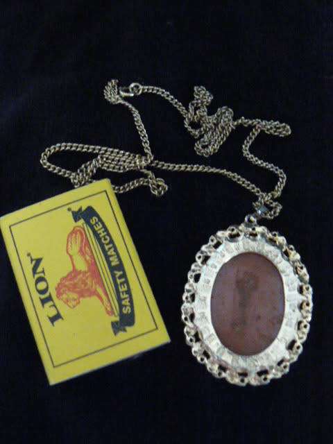 CAMEO LIKE PENDANT WITH GOLD COLOUR CHAIN !@!@!@!