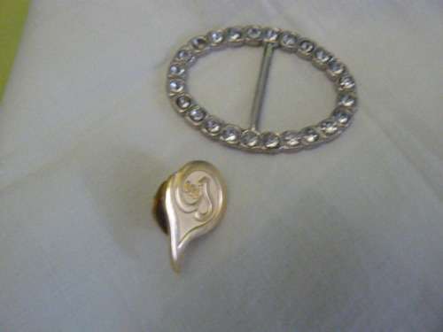 MIXED LOT FOR THE LADIES !@! HANKIES, GLOVES, BAG, WOODEN TRINKET, NOVEL ODDS AND ENDS !@!.......