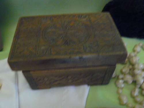 MIXED LOT FOR THE LADIES !@! HANKIES, GLOVES, BAG, WOODEN TRINKET, NOVEL ODDS AND ENDS !@!.......