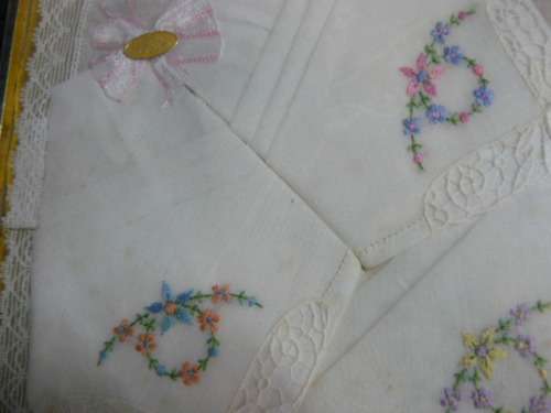 VINTAGE COTTON EMBROIDERED HANKIES