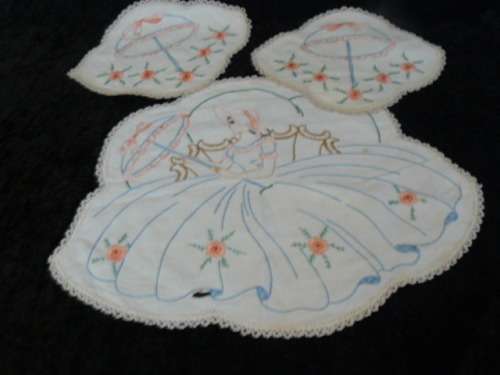 COTTON EMBROIDERED DOILIE SET WITH CROCHETED EDGE