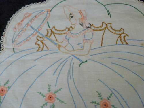 COTTON EMBROIDERED DOILIE SET WITH CROCHETED EDGE