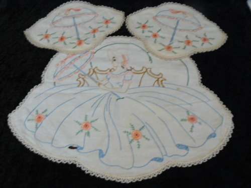 COTTON EMBROIDERED DOILIE SET WITH CROCHETED EDGE
