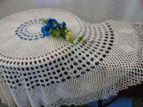 VINTAGE COTTON HAND CROCHETED TABLE CLOTH ROUND