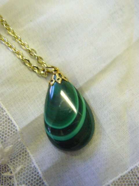 MALACHITE COLLECTABLE HEALING STONE PENDANT AND CHAIN