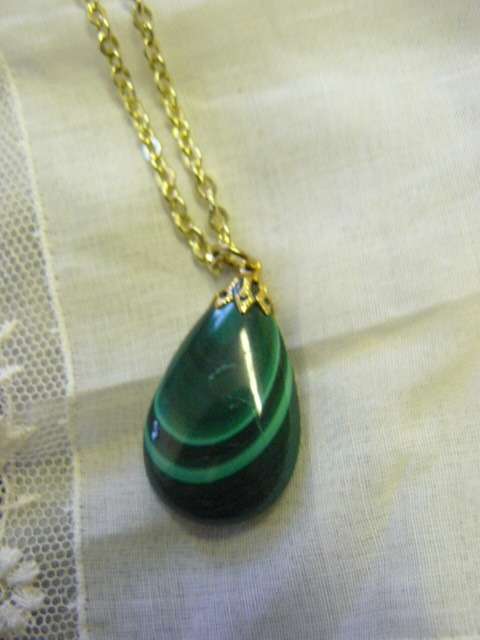 MALACHITE COLLECTABLE HEALING STONE PENDANT AND CHAIN