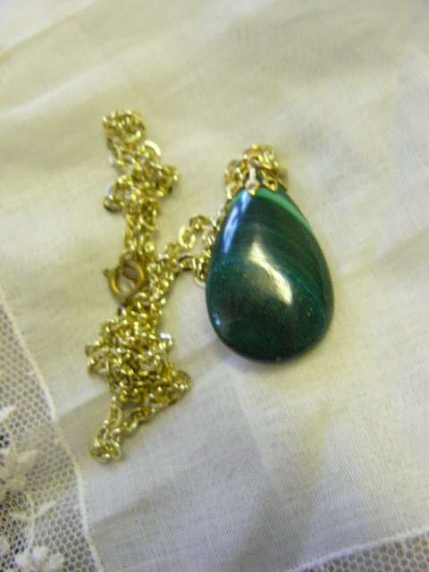 MALACHITE COLLECTABLE HEALING STONE PENDANT AND CHAIN