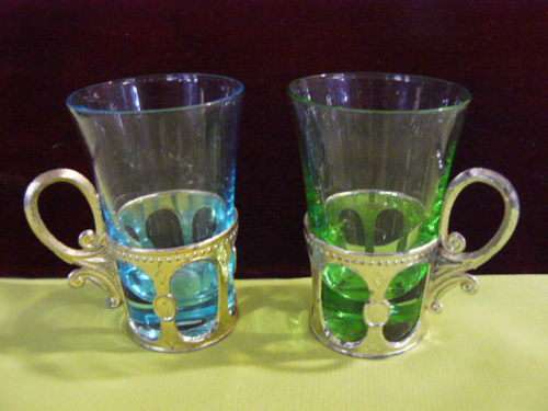 2 X SHOT GLASSES IN STAND