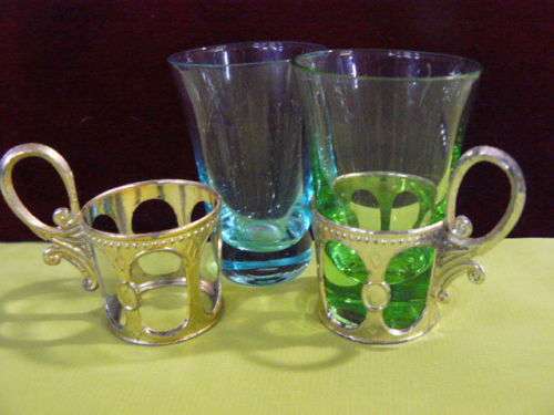 2 X SHOT GLASSES IN STAND
