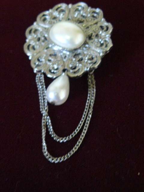 SILVER COLOURED BROOCH WITH FAUX PEARLS