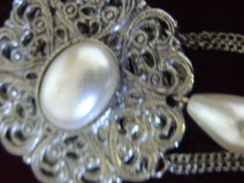 SILVER COLOURED BROOCH WITH FAUX PEARLS