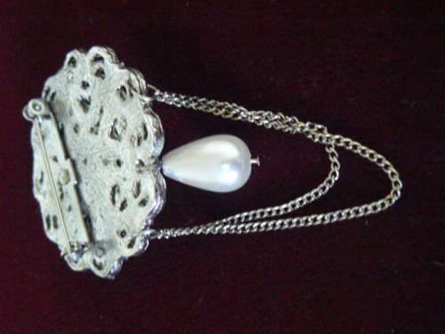 SILVER COLOURED BROOCH WITH FAUX PEARLS