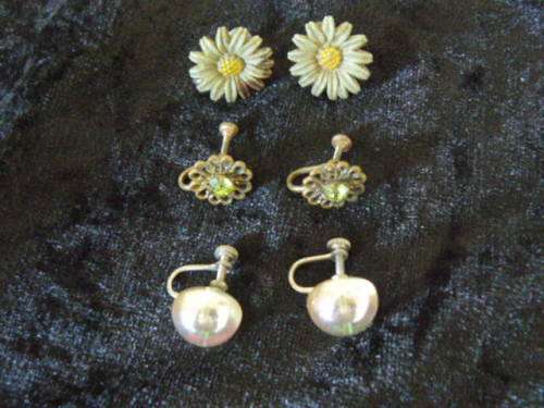 4 pairs of lovely screw back vintage earings