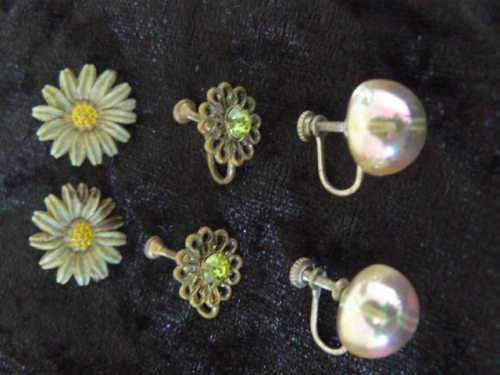 4 pairs of lovely screw back vintage earings