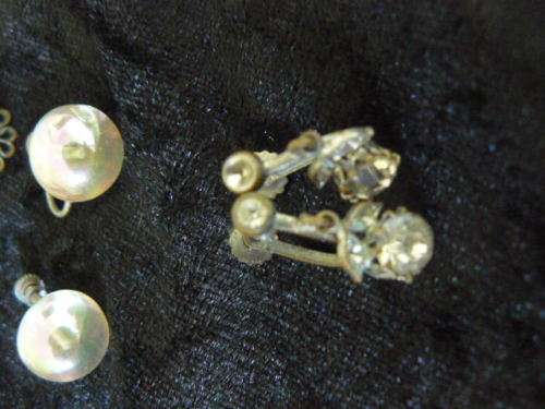 4 pairs of lovely screw back vintage earings