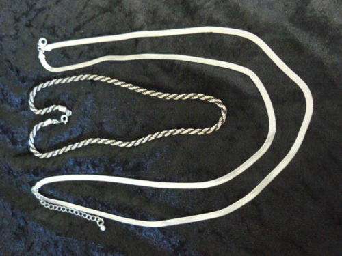 2 pairs of pretty necklaces