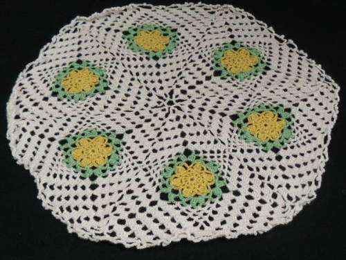 VINTAGE COTTON HAND CROCHETED DOILIE