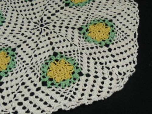 VINTAGE COTTON HAND CROCHETED DOILIE