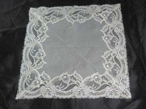 LOVELY VINTAGE HANKIE